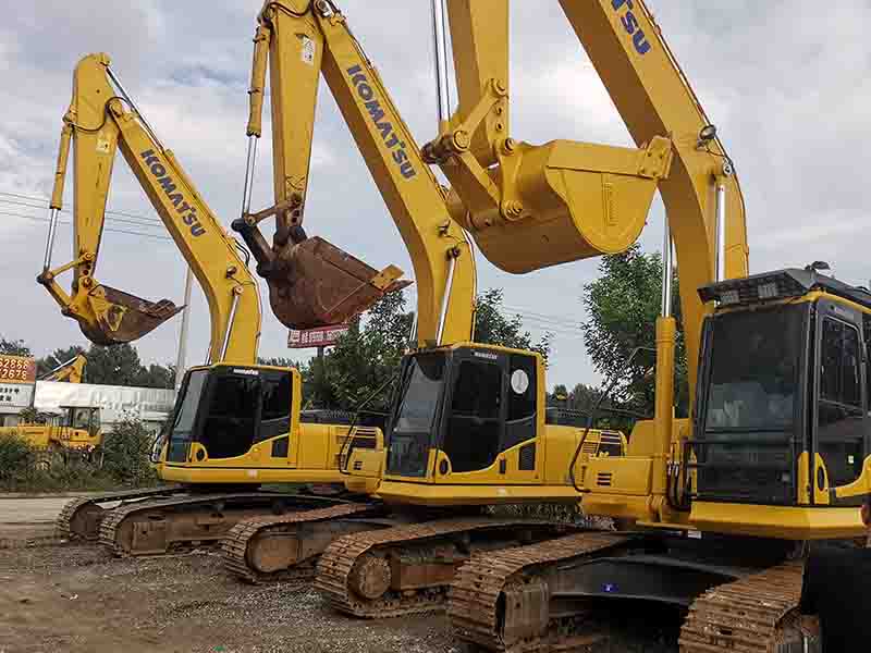 Tanzanian new customer orders 3 Komatsu PC220 excavators